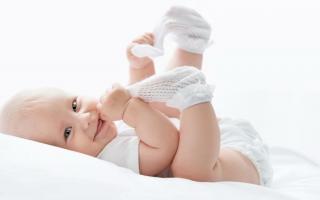 Когда новорожденные дети начинают осознанно смеяться и улыбаться маме и другим людям?